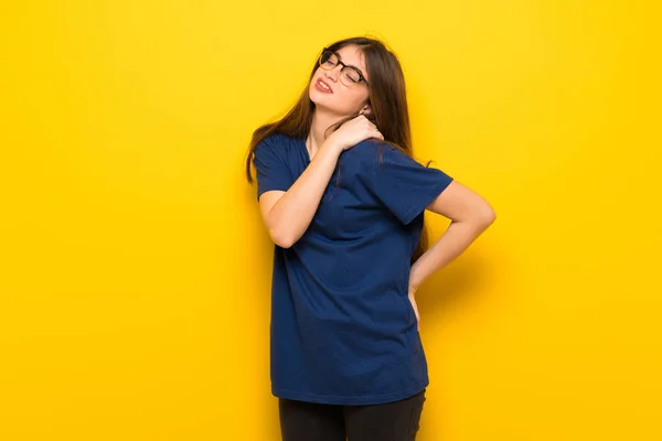 Mujer Joven Con Gafas Sobre Pared Amarilla Sufriendo Dolor Hombro — Foto de Stock