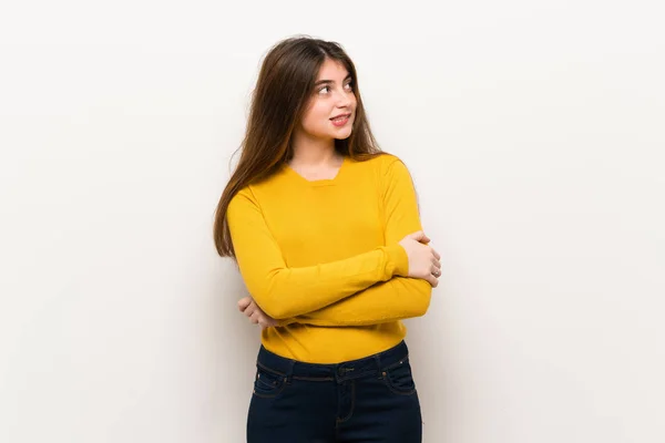 Jonge Vrouw Met Gele Trui Met Confuse Gezicht Expressie Terwijl — Stockfoto