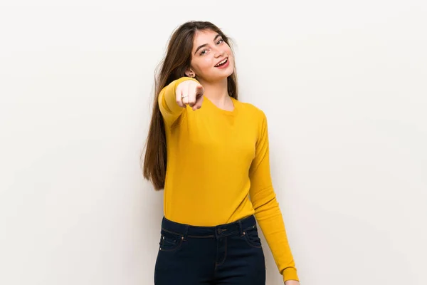 Νεαρή Γυναίκα Κίτρινο Πουλόβερ Σημεία Δάχτυλο Σας Μια Αυτοπεποίθηση Έκφραση — Φωτογραφία Αρχείου