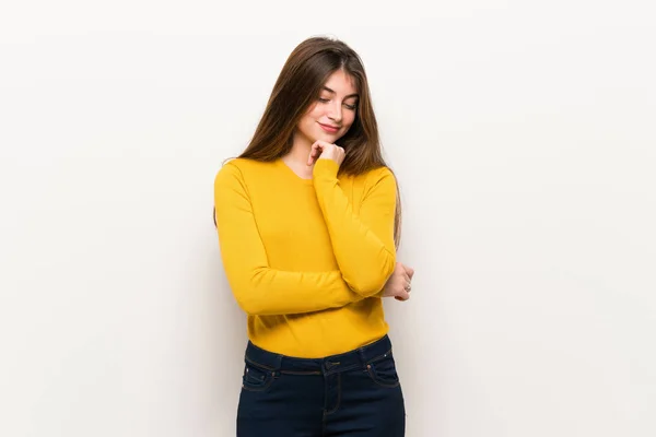 Mujer Joven Con Suéter Amarillo Mirando Hacia Abajo Con Mano —  Fotos de Stock