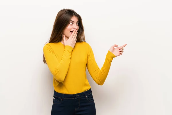 Jovem Com Suéter Amarelo Apontando Dedo Para Lado Com Rosto — Fotografia de Stock