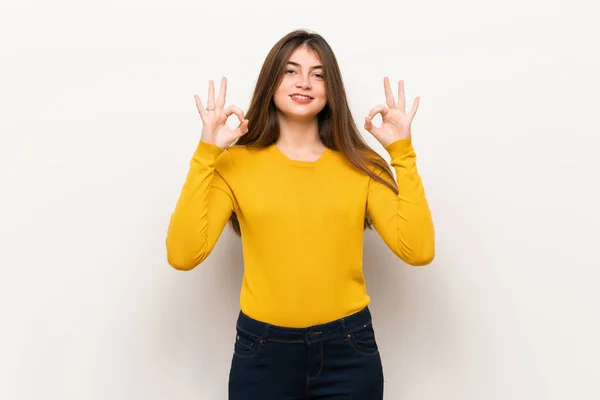 Mujer Joven Con Suéter Amarillo Pose Zen — Foto de Stock