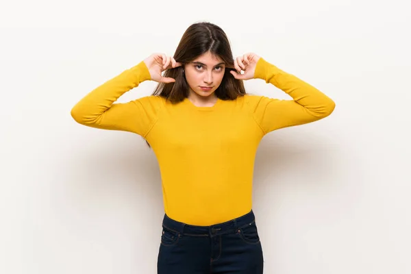 Mujer Joven Con Suéter Amarillo Cubriendo Ambas Orejas Con Las — Foto de Stock