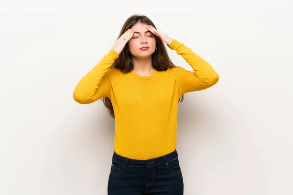 Mujer Joven Con Suéter Amarillo Infeliz Frustrado Con Algo —  Fotos de Stock