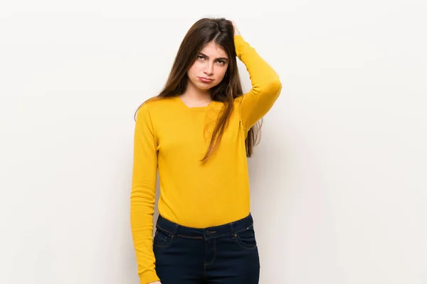 Młoda Kobieta Żółty Sweterek Wyrazem Frustracji Nie Rozumiejąc — Zdjęcie stockowe