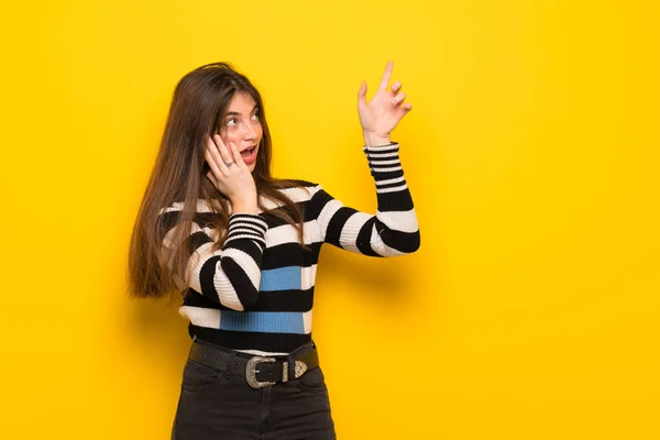 Jonge Vrouw Gele Muur Wijzen Omhoog Verrast — Stockfoto