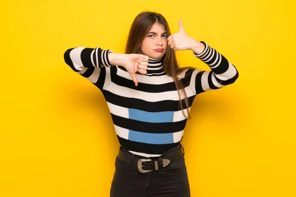 Mujer Joven Sobre Pared Amarilla Haciendo Buena Mala Señal Indeciso — Foto de Stock