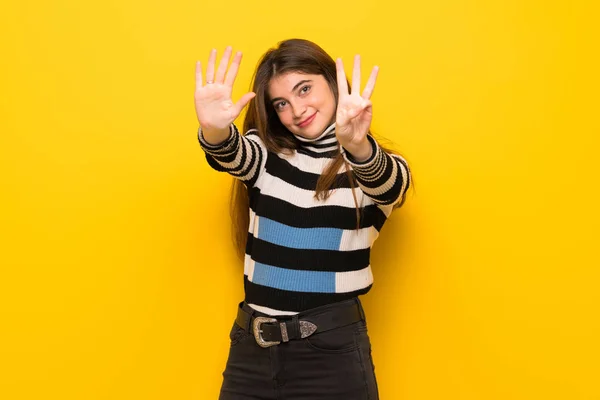 Young Woman Yellow Wall Counting Eight Fingers — Stock Photo, Image