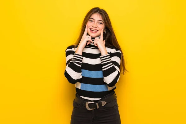 Νεαρή Γυναίκα Πάνω Από Κίτρινο Τοίχο Χαμογελά Ευτυχισμένους Και Ευχάριστη — Φωτογραφία Αρχείου