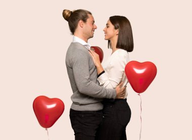 Sevgililer günü izole arka plan üzerinde mutlu çift