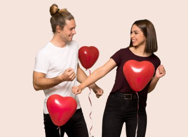 İki Sevgililer günü içinde izole arka plan üzerinde bir partide müzik dinlerken dans zevk