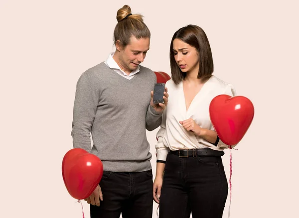 Pár Valentine Den Ustaraný Držení Přerušeno Smartphone Izolované Pozadí — Stock fotografie