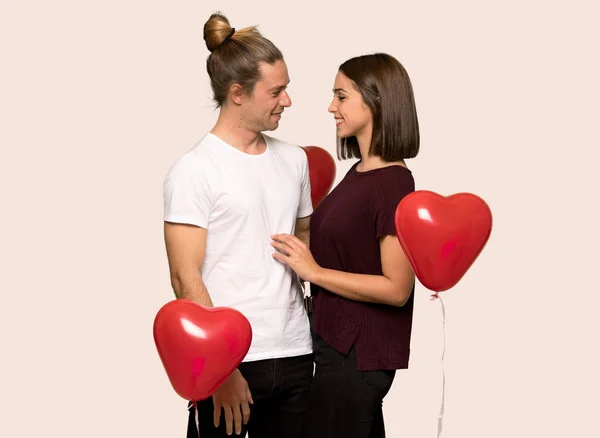 Pareja San Valentín Feliz Sonriente Sobre Fondo Aislado — Foto de Stock