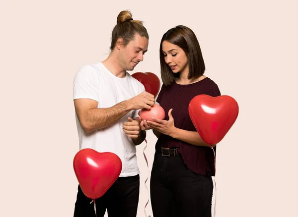 Casal Dia Dos Namorados Tomando Porquinho Banco Sobre Fundo Isolado — Fotografia de Stock