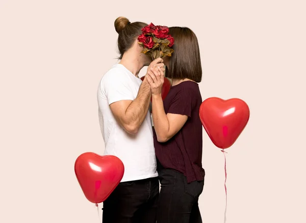花と孤立の背景の上にキスのバレンタインの日のカップル — ストック写真