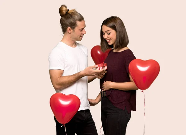 Casal Dia Dos Namorados Segurando Caixa Presente Sobre Fundo Isolado — Fotografia de Stock