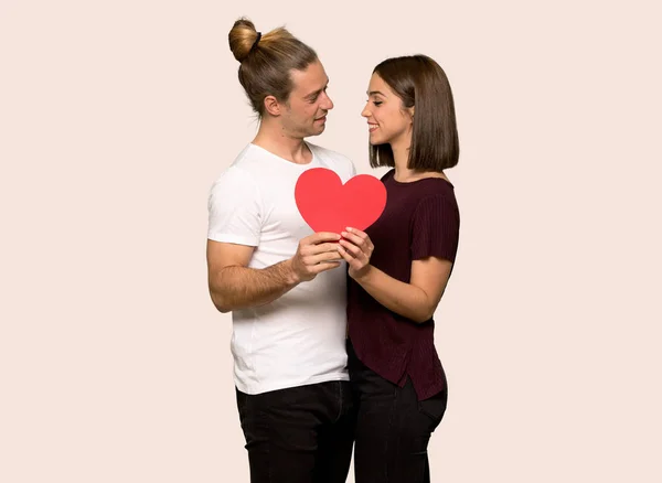 Pareja Día San Valentín Sosteniendo Símbolo Del Corazón Sobre Fondo — Foto de Stock