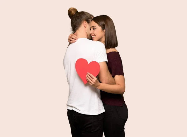 Pareja San Valentín Abrazándose Con Una Rosa Sobre Fondo Aislado — Foto de Stock