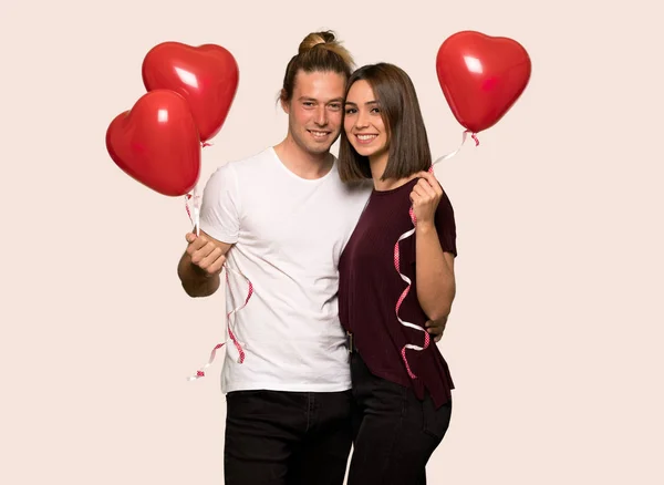 Ζευγάρι Στην Ημέρα Του Αγίου Βαλεντίνου Μπαλόνια Σχήμα Καρδιάς Πέρα — Φωτογραφία Αρχείου
