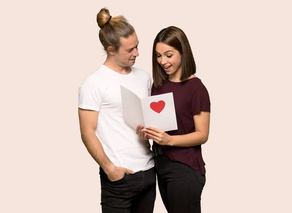 Paar Valentinstag Mit Valentinstag Karte Vor Isoliertem Hintergrund — Stockfoto