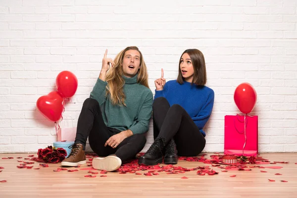 Paar Valentinstag Denkt Eine Idee Die Den Finger Nach Oben — Stockfoto