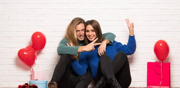 Pareja Día San Valentín Sonriendo Mostrando Señal Victoria —  Fotos de Stock