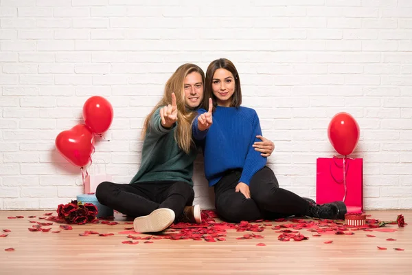 Pareja Día San Valentín Mostrando Levantando Dedo — Foto de Stock