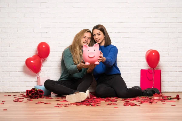 Paar Valentinstag Mit Sparschwein — Stockfoto