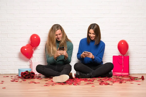 Coppia San Valentino Invio Messaggio Con Cellulare — Foto Stock