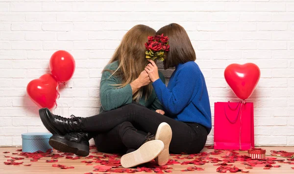 Ζευγάρι Στην Ημέρα Του Αγίου Βαλεντίνου Λουλούδια Και Φιλιά — Φωτογραφία Αρχείου