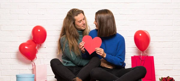 Casal Dia Dos Namorados Segurando Símbolo Coração — Fotografia de Stock