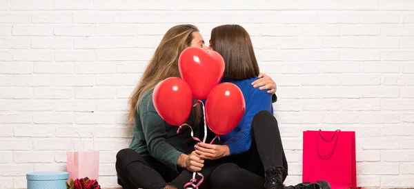 Coppia San Valentino Con Palloncini Forma Cuore — Foto Stock