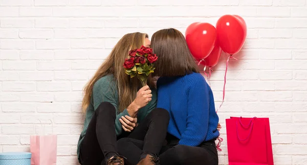 Ζευγάρι Στην Ημέρα Του Αγίου Βαλεντίνου Λουλούδια Και Μπαλόνια Σχήμα — Φωτογραφία Αρχείου