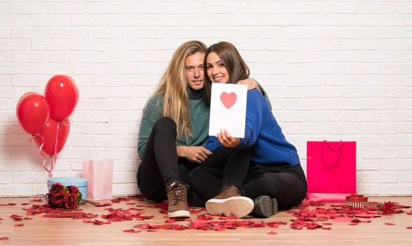 Pareja Día San Valentín Con Tarjeta San Valentín —  Fotos de Stock