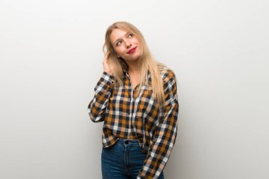 Sarışın genç kız beyaz duvar kafa çizilmemesi bir fikir düşünce üzerinde