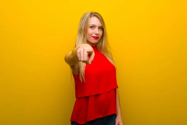 Jong Meisje Met Rode Jurk Gele Muur Vinger Wijst Met — Stockfoto