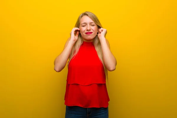 Jeune Fille Avec Robe Rouge Sur Mur Jaune Couvrant Les — Photo