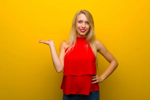 Junges Mädchen Mit Rotem Kleid Über Gelber Wand Mit Imaginärem — Stockfoto