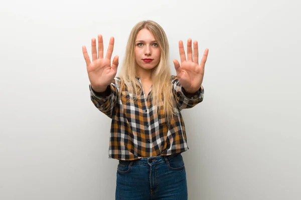 Blond Ung Tjej Över Vit Vägg Gör Stopp Gest Besviken — Stockfoto