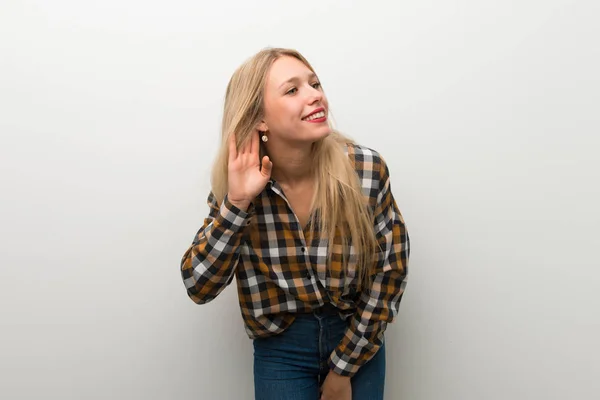 Blondes Junges Mädchen Über Weiße Wand Das Etwas Hört Indem — Stockfoto