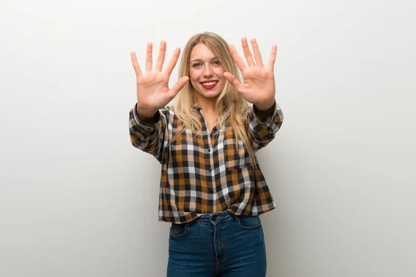 Blondes Junges Mädchen Über Weiße Wand Die Mit Den Fingern — Stockfoto