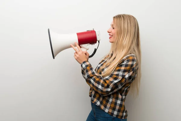 Blonde Jonge Meisje Witte Muur Schreeuwen Door Een Megafoon Kondigen — Stockfoto