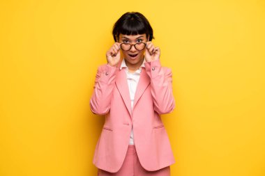 Pembe iş ile modern kadın gözlük ile uygun ve şaşırttı