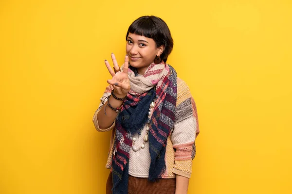 Mladí Hippie Žena Přes Žlutou Zeď Šťastná Počítání Tři Prsty — Stock fotografie