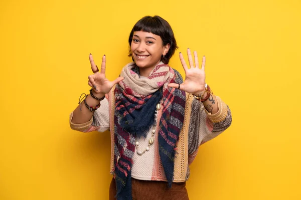 Junge Hippie Frau Über Gelbe Wand Die Mit Den Fingern — Stockfoto
