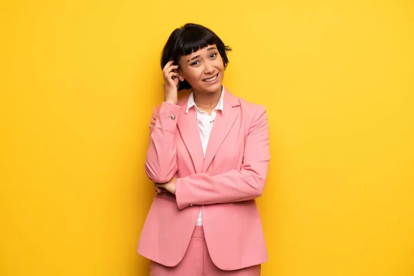 Moderna Kvinnan Med Rosa Kostym Att Tvivel — Stockfoto
