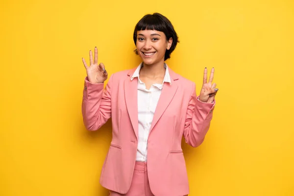 Σύγχρονη Γυναίκα Ροζ Επαγγελματικό Κοστούμι Δείχνει Εντάξει Πινακίδα Και Δίνοντας — Φωτογραφία Αρχείου