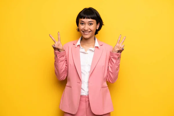 Mulher Moderna Com Terno Negócios Rosa Sorrindo Mostrando Sinal Vitória — Fotografia de Stock
