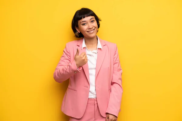 Nowoczesna Kobieta Różowe Biznesowych Potrzeb Podając Kciuki Góry Gest Rękami — Zdjęcie stockowe