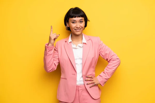 Moderna Kvinnan Med Rosa Kostym Visar Och Lyfta Ett Finger — Stockfoto